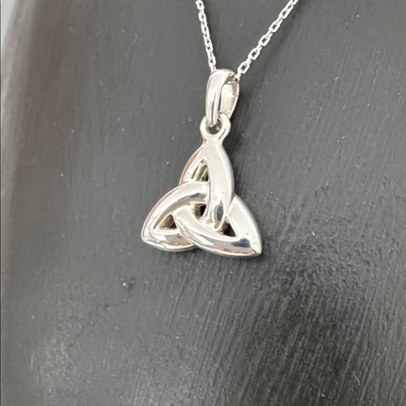 Solvar Celtic Knot Triquetra (Trinity Knot) Silver Pendant Necklace - Picture 4 of 9